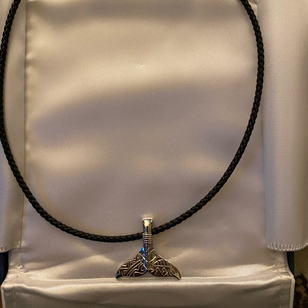 Na Hoku Whale Pendant w/ Necklace 14K